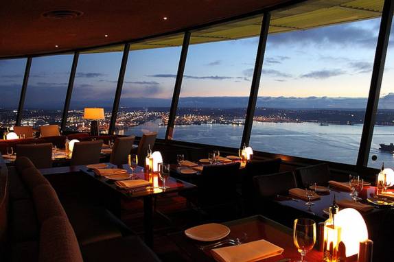 Vista do restaurante giratório da Space Needle, em Seattle  Photography by Ben Weaver (flickr - httpwww.flickr.comphotosben_weaver5551261859 ) © All Rights Reserved